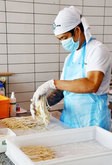 うどんを製麺する店員＝７月、ドバイ（共同)
