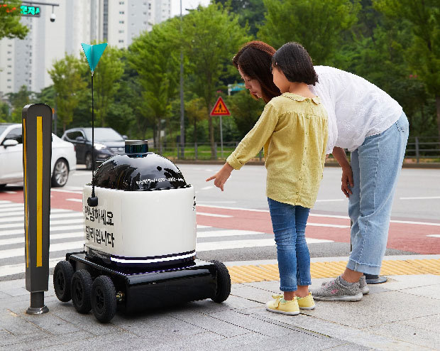 デリバリー大手ウーワ・ブラザーズが実用化を目指す出前ロボが歩道を走っている。24日には、韓国政府が新事業育成のために規制緩和する「規制サンドボックス」の対象事業に選ばれた（ウーワ・ブラザーズ提供）