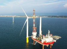 洋上風力発電への投資額は25年までに１兆元に達するとの見方が出ている。写真はフォルモサ１の施工風景（ＪＥＲＡ出資のＦＯＷＩ提供）