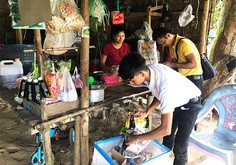 顧客のもとに週１度、注文の品物が届く＝８月26日、ヤンゴン管区カウム郡区（ＮＮＡ）