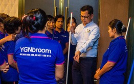 スタッフにプロとしての清掃の仕方を教えるヤンゴンブルームの幹部（同社提供）