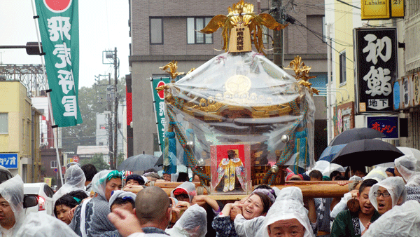 写真説明：水戸市内を神輿にのって練り歩く飛虎将軍。杉浦茂峰氏は台湾の人々に慕われ、神格化された。現地では「飛虎将軍」と呼ばれることが多い。