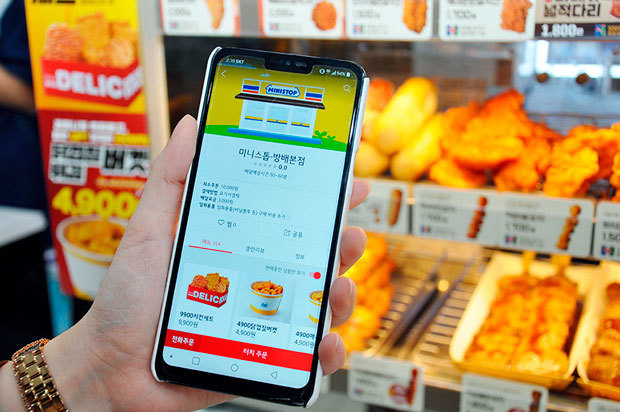 ミニストップは10月から、出前アプリ「ヨギヨ」を通じた商品の配達サービスを開始。フライドチキンなどファストフードを対象にし、他社との差別化を図る（韓国ミニストップ提供）