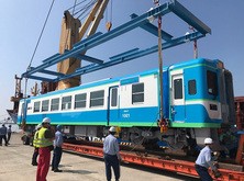 日本から到着した鉄道車両のクレーンによる荷役作業（川崎汽船提供）