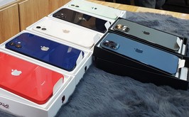 ベトナムで売られるiPhone12シリーズの並行輸入品。同店舗は米国より約５割高い価格で販売する＝27日、ハノイ