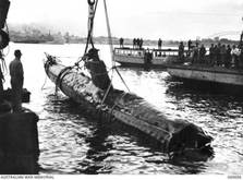 シドニー湾で引き上げられた特殊潜航艇の松尾艇（豪戦争記念館所蔵）