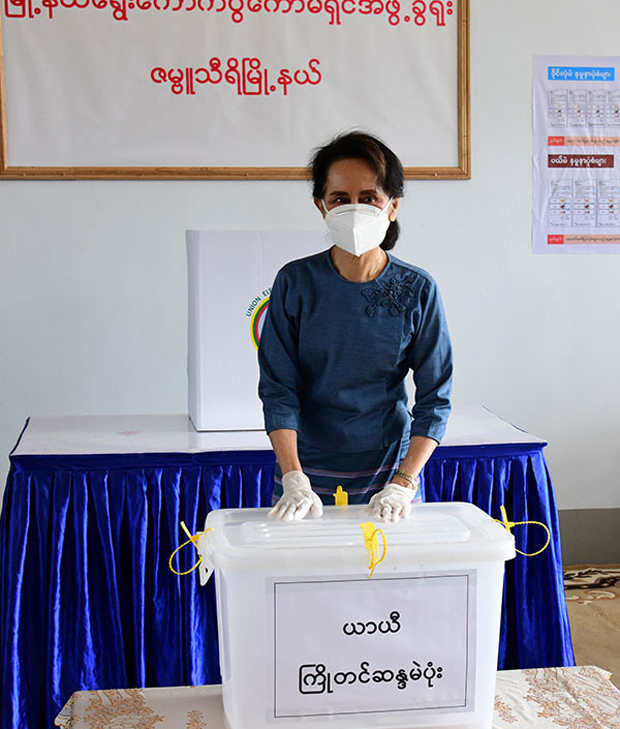 期日前投票をするスー・チー氏＝10月29日、ネピドー（ミャンマー情報省提供）