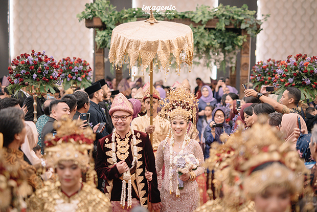 インドネシアの結婚式は新郎新婦の民族によって婚礼衣装やスタイルが変わる＝写真は2019年撮影（ＩＫＫインドネシア提供）