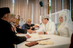 イスラム式にのっとった結婚式では、新郎が証人の前で宣誓し、結婚証明書に署名する。写真は2019年撮影（オハナ・エンタープライズ提供）