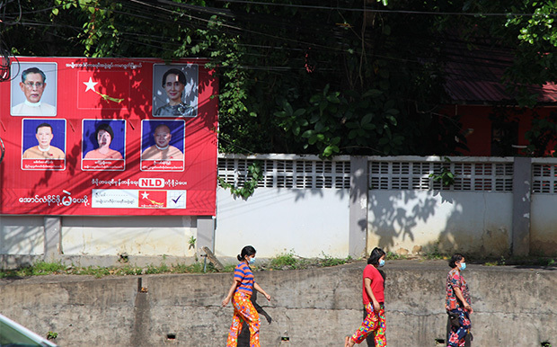 市街地に掲げられた与党候補者の看板＝１日、ヤンゴン（ＮＮＡ）
