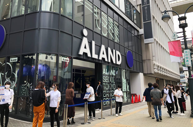 東京・渋谷にオープンした韓国ファッションのセレクトショップ「ＡＬＡＮＤ」の日本１号店＝東京、2020年10月（ＮＮＡ撮影）