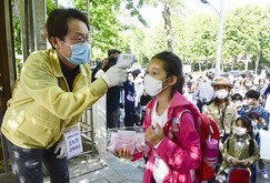 検温を受ける韓国の児童（共同）