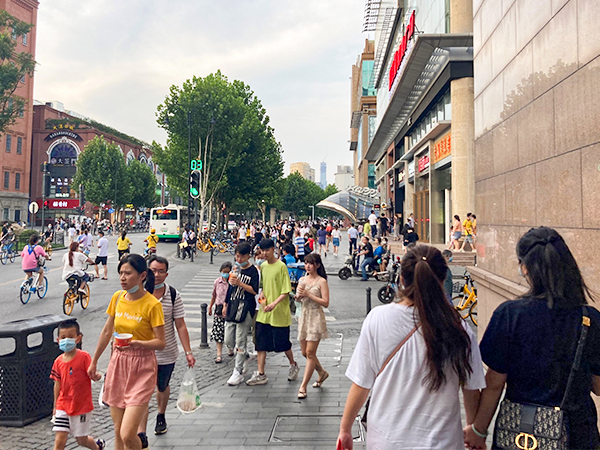 江漢路を行き交う人々＝８月12日、湖北省武漢市
