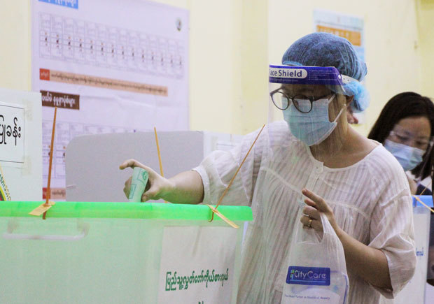 午前６時に投票所が開く前から列に並び、いち早く一票を投じた女性有権者＝８日、ヤンゴン（ＮＮＡ）