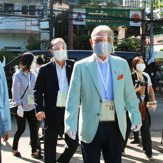 ヤンゴン市内の投票所に入る、日本政府選挙監視団の笹川代表（手前右）ら＝８日（ＮＮＡ）
