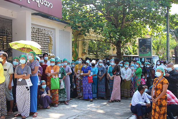 ヤンゴンのバハン郡区にある投票所に並ぶ人々、８日（ＮＮＡ）