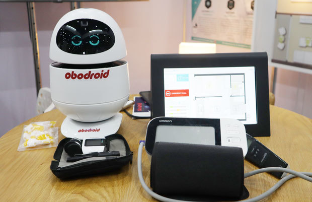 オボドロイドが開発した小型ロボット「カイトム（Kaitomm）」は、血圧計や体温計といった医療機器と接続することで健康管理ができる＝10月、タイ・バンコク（ＮＮＡ撮影）