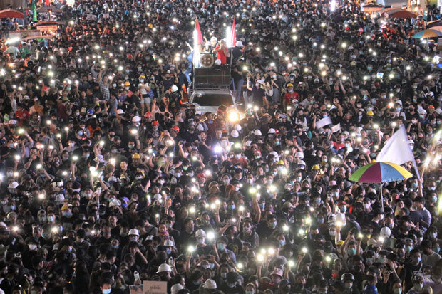 反体制派が支持する憲法改正案が国会で否決され、バンコク中心部のラチャプラソン交差点で抗議集会を開いた若者たち＝18日、タイ・バンコク（ＮＮＡ撮影）