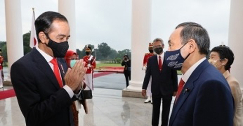 菅首相（右）を迎えるジョコ大統領＝インドネシア（内閣広報室提供）