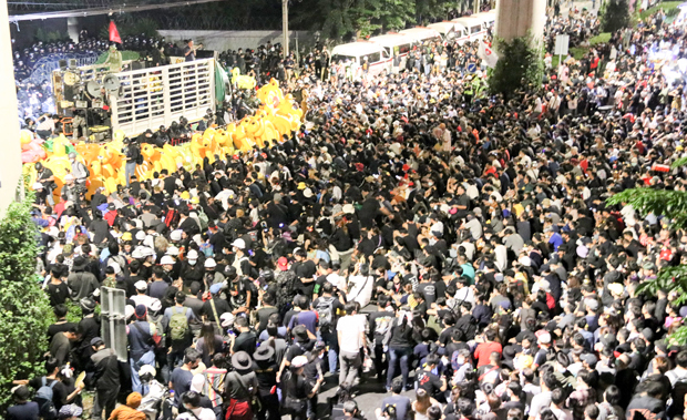 王室改革を求める反体制派は陸軍第11歩兵連隊の基地前で抗議集会を開いた＝11月29日、タイ・バンコク（ＮＮＡ撮影）