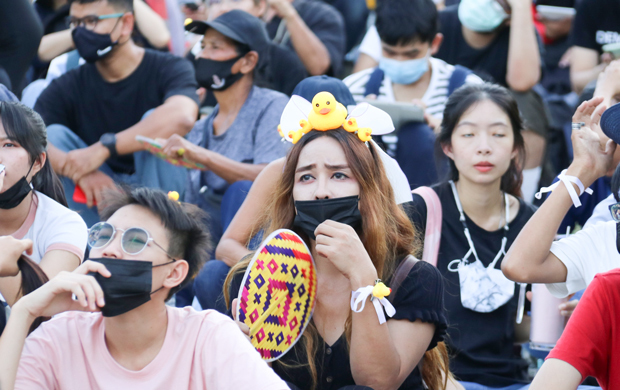ラバーダックを髪飾りとして付ける反体制デモの参加者＝11月25日、タイ・バンコク（ＮＮＡ撮影）