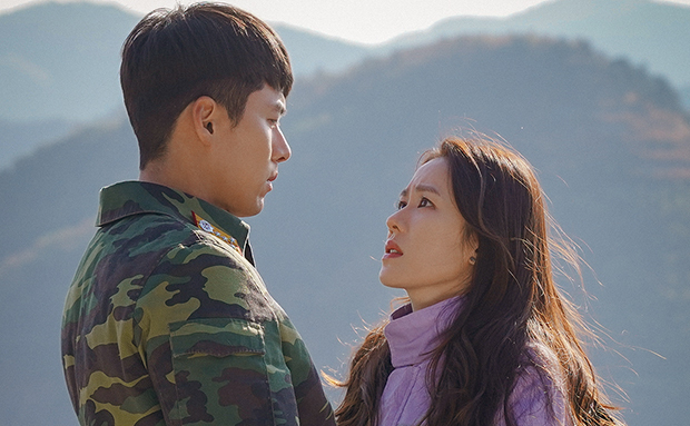 「愛の不時着」は韓国の財閥令嬢と北朝鮮の将校の恋の行方を描いたラブロマンスドラマ（スタジオドラゴン提供）
