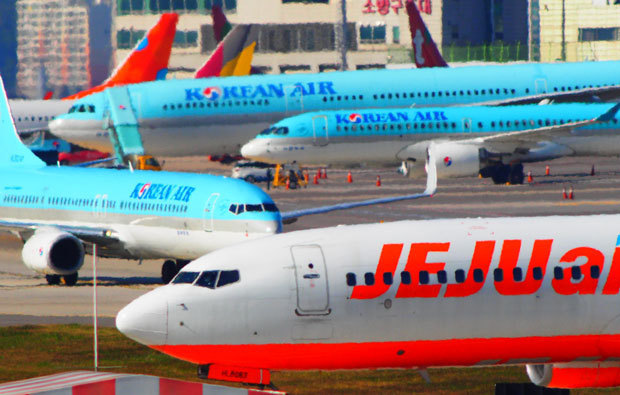 金浦空港で離陸を待つ航空機。韓国の航空会社は国内線の需要取り込みでなんとか食いつないでいる状態だ＝韓国・ソウル、2020年10月（ＮＮＡ撮影）