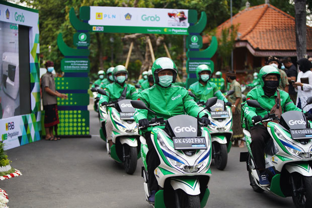 配車グラブは11月26日、インドネシア・バリ州で電動バイク30台と、着脱式バッテリー交換所７カ所の試験運用を開始したと発表。ホンダ「ＰＣＸエレクトリック」を使用する（グラブ提供）