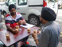 朝のリトルインディア。テタレ（ミルクティー）と共に朝食を食べるインド系男性たち＝シンガポール（筆者提供、以下全て同）