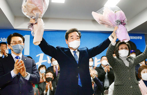 ４月の韓国総選挙で当選確実となり、花束を手にする与党「共に民主党」の李洛淵（イ・ナギョン）前首相＝韓国（共同）