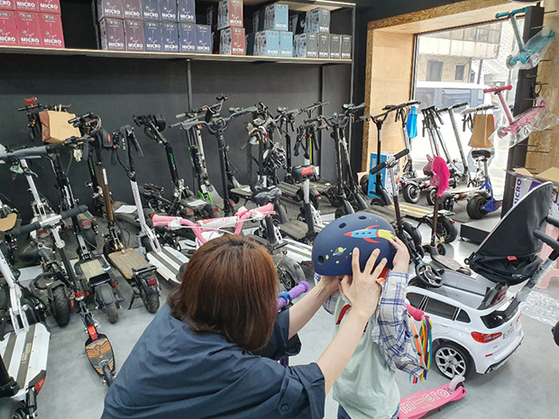 支援金の対象となったソウル市内のサイクルショップ。店主は「通常の３倍以上の売れ行きだ」とホクホク顔だった＝５月（ＮＮＡ撮影）