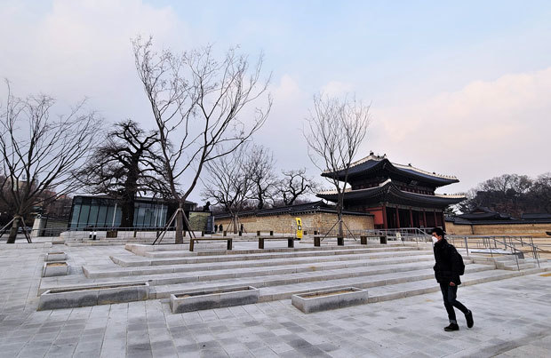 ソウル市鍾路区に位置する世界遺産「昌徳宮」。新型コロナの影響で外国人観光客が途絶え、観光名所も閑古鳥が鳴いている＝韓国・ソウル、2020年12月（ＮＮＡ撮影）