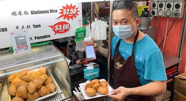 コロナ下での販売増に向け、デジタルツールを駆使する屋台街の店主＝10月、シンガポール中心部（ＮＮＡ撮影）