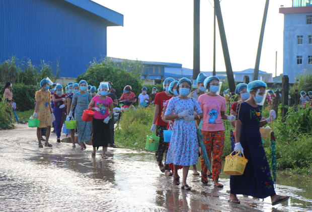 縫製工場からフェースシールド・マスク着用で自宅に向かうミャンマー人労働者たち＝10月、ヤンゴン（ＮＮＡ）