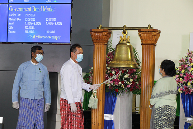 上場式典で鐘を鳴らすＥＦＲのチョー・ルウィン・ウー会長（中央）＝５月28日、ヤンゴン（ＮＮＡ）