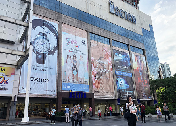 28年にわたり営業してきた「バンコク伊勢丹」が８月、閉店した。最終営業日には、店舗を背景に老若男女が記念撮影をしていた＝タイ・バンコク（ＮＮＡ撮影）