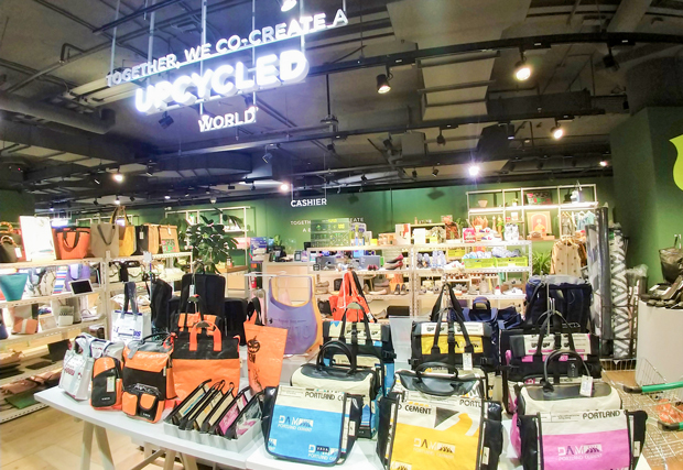環境に配慮した商品を専門に扱う店舗としてはアジア最大級となる「エコトピア」＝タイ・バンコク（ＮＮＡ撮影）