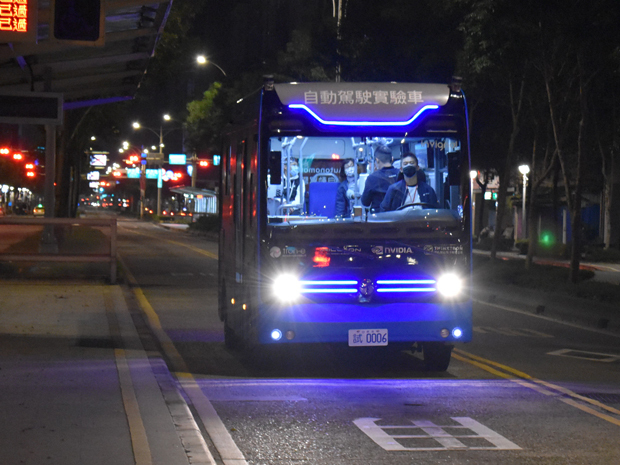 信義路を走る台湾智慧駕駛の自動運転バスには、多くの市民が試乗に訪れる＝14日、台北（ＮＮＡ撮影）