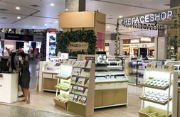 ミャンマーのショッピングセンターで営業する韓国ブランドの化粧品店＝21日、ヤンゴン（ＮＮＡ）