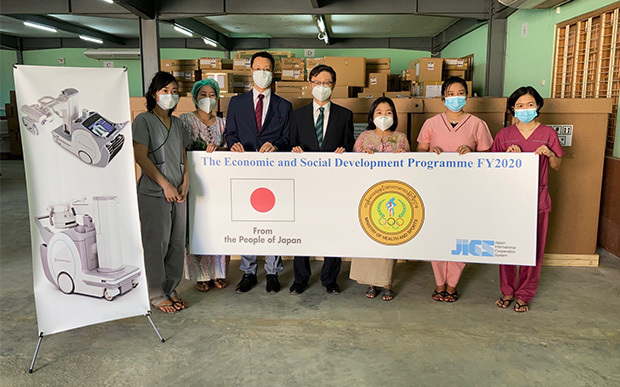 日本政府はミャンマー政府に、新型コロナ対策のための医療機材を引き渡した（在ミャンマー日本大使館提供）