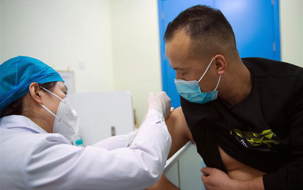 中国・陝西省の西安咸陽国際空港では、2020年末から検疫担当者らに対し、新型コロナウイルスのワクチンの接種が始まった＝20年12月、中国（新華社）