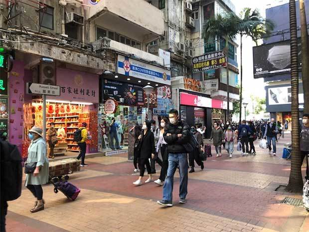 新型コロナウイルス感染「第４波」が12月に猛威を振るう中、人影もまばらな香港島・銅鑼湾の繁華街（ＮＮＡ撮影）