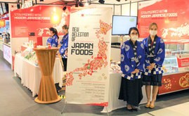 日本産食品の試食販売イベントがホーチミン高島屋で14日まで開催されている。販売だけでなく、ベトナム人の好みに合わせた調理法も紹介していく＝６日