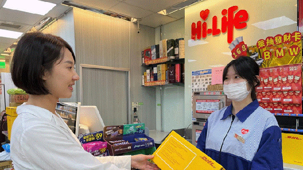 ＤＨＬはハイライフとＥＣ向け荷物受取サービスで提携した（ＤＨＬ提供）