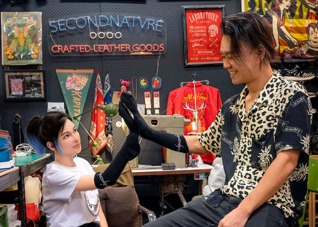 シンガポール人デザイナーのマーク・オン氏（右）とバーチャルインフルエンサーのレイ（写真提供：@here.is.rae）