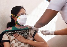 地場バーラト・バイオテックのワクチン「コバクシン」を接種する女性＝１月27日、インド・西部ムンバイ（ＰＴＩ）