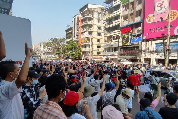 ヤンゴンでのデモの様子＝７日