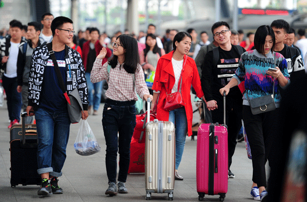 海外旅行によく出かけるようになり、世界各地の流行情報を吸収するようになった中国人の若者たち（新華社）