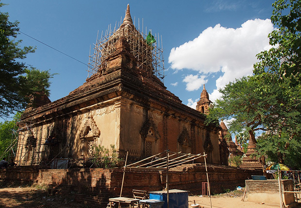 2016年の地震後、修復中の寺院（筆者撮影）