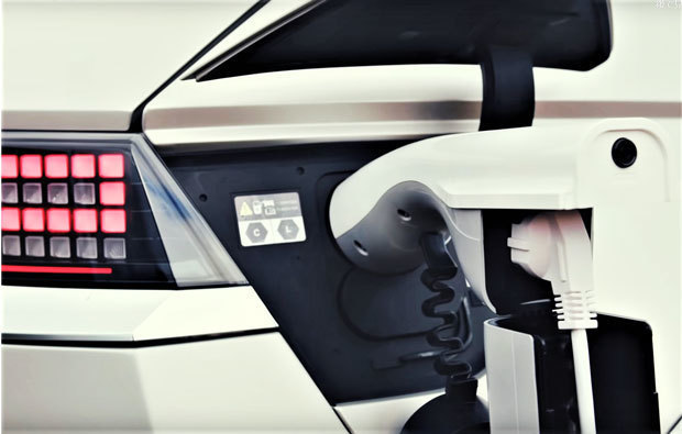 現代自の新ＥＶ「アイオニック５」は専用コネクターを使うことで車が外部電源となる「Ｖ２Ｌ」に対応している＝韓国（同社提供）